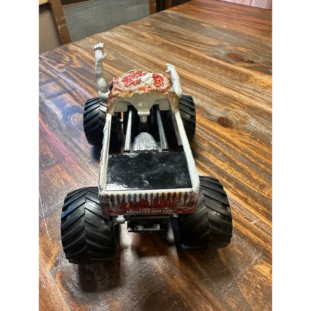 Monster Jam Zombie Monster Truck 1:24 Scale Die-Cast Toy Vehicle 2021 BKT Tires - Picture 5 of 11